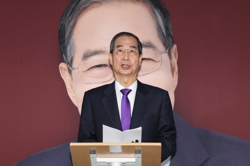 한덕수 무소속 대선 예비후보가 7일 서울 여의도 맨하탄21빌딩에 마련된 선거 사무소에서 긴급 입장 발표를 하고 있다. 2025.5.7/뉴스1 ⓒ News1 이재명 기자