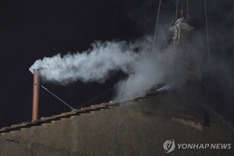 2013년 콘클라베에서 새 교황 탄생 알리는 흰 연기 (출처=연합뉴스)