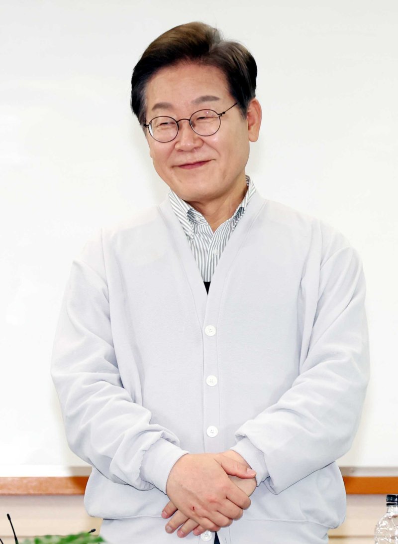 [익산=뉴시스] 조성봉 기자 = 민심을 청취하는 '경청 투어'에 나선 이재명 더불어민주당 대선후보가 7일 전북 익산시 인북로 대한노인회 익산지회에서 열린 임원 간담회에서 미소를 짓고 있다. 2025.05.07. suncho21@newsis.com