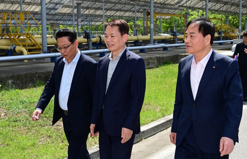 이병화 환경부 차관(가운데)이 7일 경북 김천시를 방문해 배낙호 김천시장(오른쪽 첫번째)과 함께 하수처리장 개량사업, 통합 바이오 가스화시설 설치사업 현장 점검을 하고 있다. (김천시 제공. 재판매 및 DB금지) 2025.5.7/뉴스1 ⓒ News1 정우용 기자