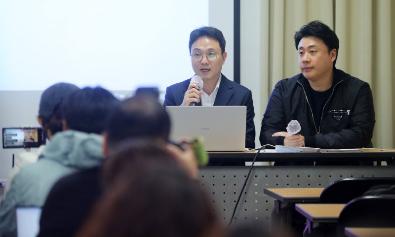 [서울=뉴시스] 김혜진 기자 = 故 김새론 유족 측과 김세의 가로세로연구소 대표가 7일 서울 강남구 모처에서 배우 김수현 관련 기자회견을 연 가운데 유튜버 연예뒤통령 이진호(왼쪽)가 반박 기자회견을 열고 발언하고 있다. 2025.05.07. jini@newsis.com