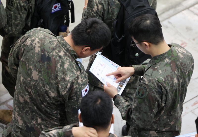 7일 경기 고양시 킨텍스에서 열린 국군장병 취업박람회에서 장병들이 안내 책자를 보고 있다. 2025.5.7/뉴스1 ⓒ News1 허경 기자