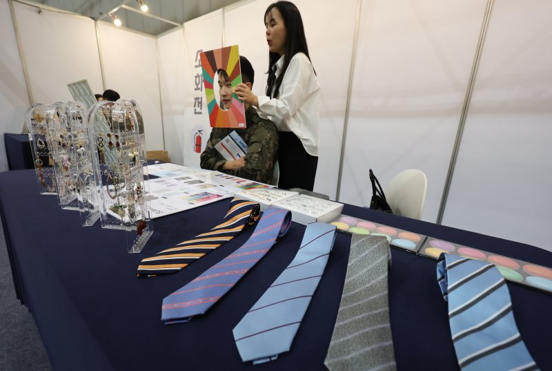 7일 경기 고양시 킨텍스에서 열린 국군장병 취업박람회에서 장병들이 퍼스널 컬러 상담을 받고 있다. 2025.5.7/뉴스1 ⓒ News1 허경 기자