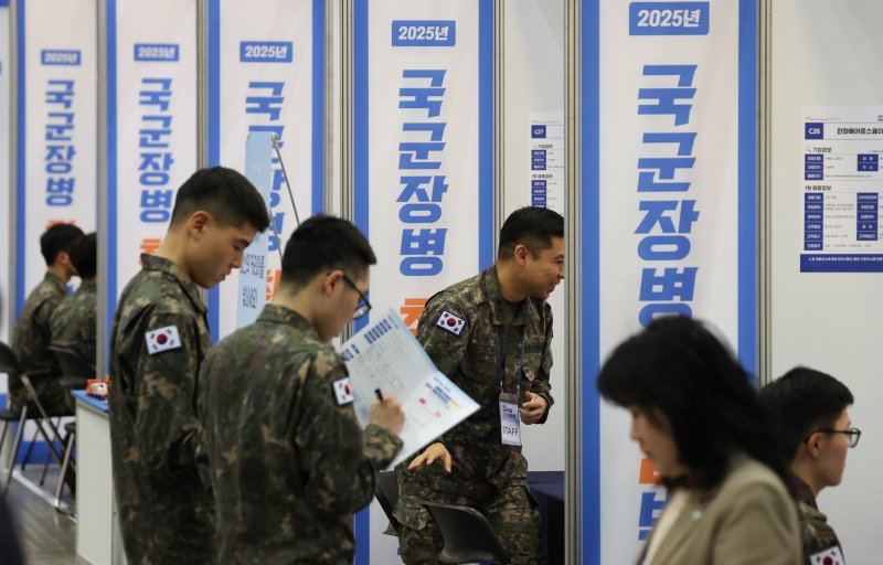 7일 경기 고양시 킨텍스에서 열린 국군장병 취업박람회에서 장병들이 취업 상담을 받고 있다. 2025.5.7/뉴스1 ⓒ News1 허경 기자