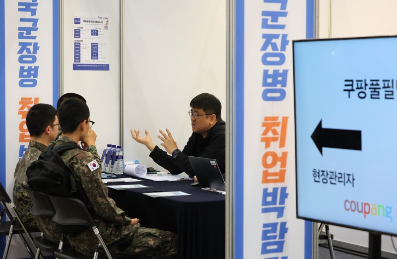 7일 경기 고양시 킨텍스에서 열린 국군장병 취업박람회에서 장병들이 취업 상담을 받고 있다. 2025.5.7/뉴스1 ⓒ News1 허경 기자