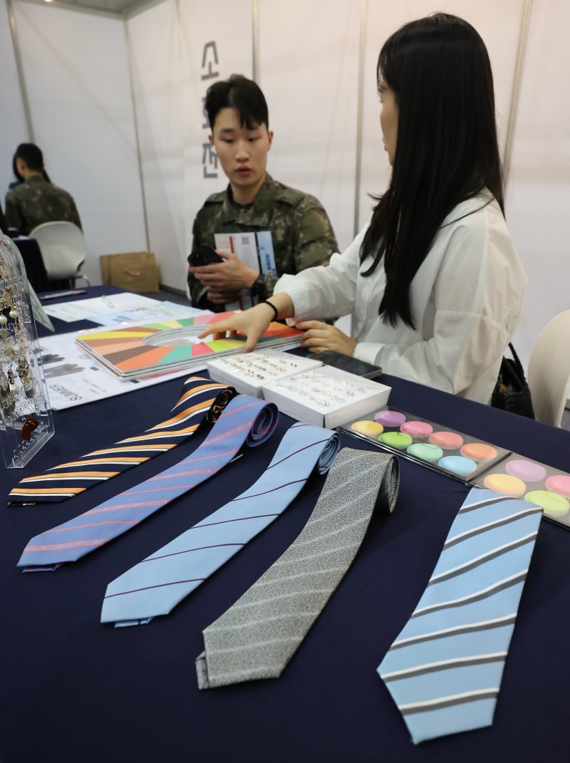 7일 경기 고양시 킨텍스에서 열린 국군장병 취업박람회에서 장병들이 퍼스널 컬러 상담을 받고 있다. 2025.5.7/뉴스1 ⓒ News1 허경 기자
