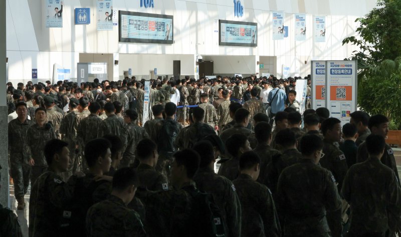 7일 경기 고양시 킨텍스에서 열린 국군장병 취업박람회에서 장병들이 입장을 기다리고 있다. 2025.5.7/뉴스1 ⓒ News1 허경 기자