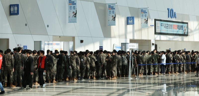 7일 경기 고양시 킨텍스에서 열린 국군장병 취업박람회에서 장병들이 입장을 기다리고 있다. 2025.5.7/뉴스1 ⓒ News1 허경 기자