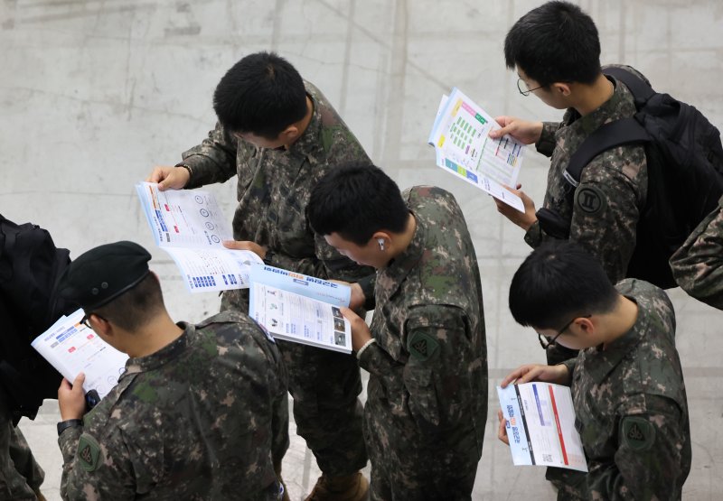 7일 경기 고양시 킨텍스에서 열린 국군장병 취업박람회에서 장병들이 안내 책자를 보고 있다. 2025.5.7/뉴스1 ⓒ News1 허경 기자