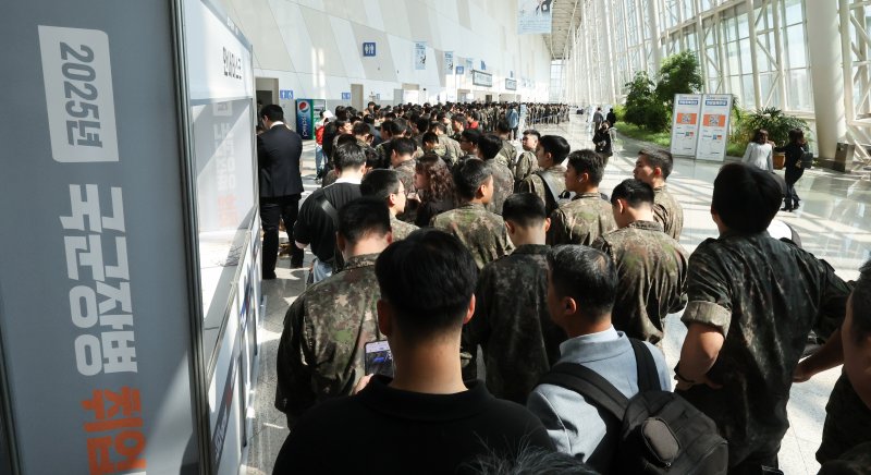 7일 경기 고양시 킨텍스에서 열린 국군장병 취업박람회에서 장병들이 입장을 기다리고 있다. 2025.5.7/뉴스1 ⓒ News1 허경 기자