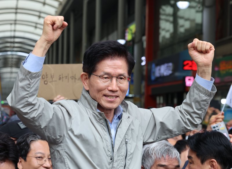 [포항=뉴시스] 권창회 기자 = 김문수 국민의힘 대선 후보가 6일 경북 포항시 죽도시장을 방문해 시민들에게 인사하고 있다. 2025.05.06. kch0523@newsis.com
