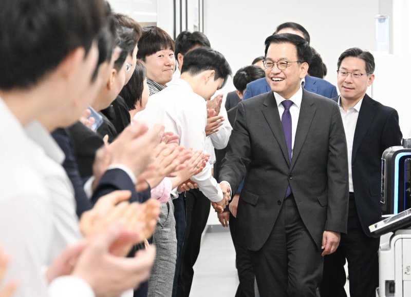 떠나는 최상목 "공직자 외부서 흔들어선 안 돼"