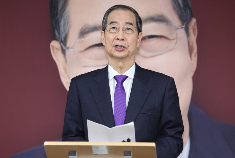 한덕수 무소속 대선 예비후보가 7일 서울 여의도 선거캠프에서 기자회견을 갖고 "단일화가 이뤄지지 않으면, 대선 본후보 등록을 하지 않겠다"고 말했다. 이는 사실상 후보등록 마감일인 오는 11일까지 후보 단일화를 김문수 국민의힘 후보 측에 압박한 것으로 해석된다. 연합뉴스