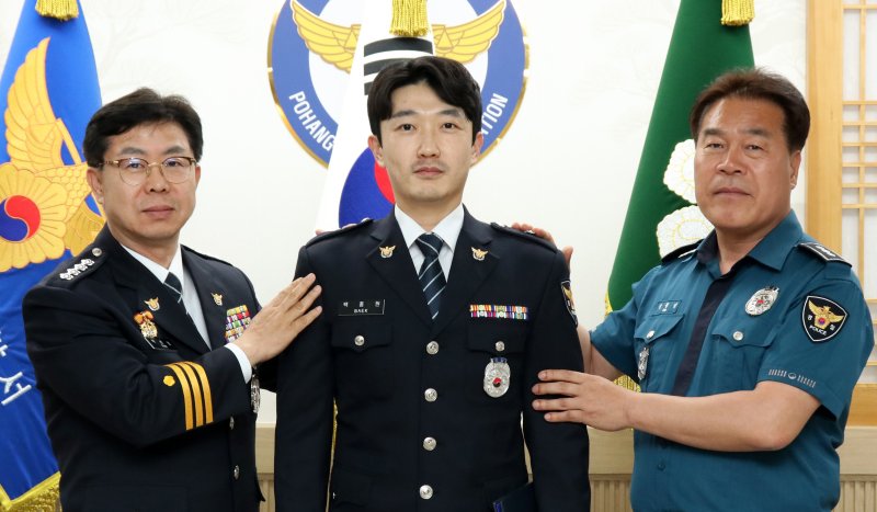 경북 의성군에서 발생한 초대형 산불 현장에서 70대 주민을 구출한 포항남부경찰서 상대지구대 소속 백종현 경사가 경위로 1계급 특진했다. (포항남부경찰서 제공, 제판메 및 DB 금지) 2025.5.7/뉴스1