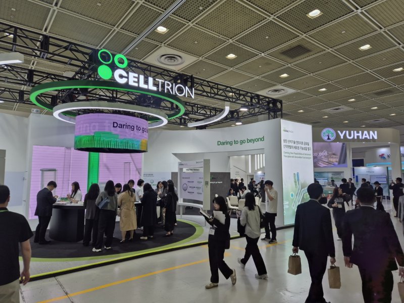 7일 서울 강남구 코엑스에서 개최된 '바이오코리아 2025' 행사 전시장 모습. 출입구 근처에 셀트리온과 유한양행 등 주요 제약바이오 기업의 전시부스가 자리를 잡았다. 사진=강중모 기자