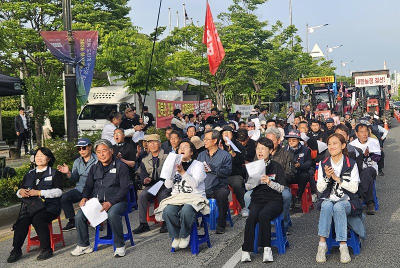 전농 전북도연맹과 전봉준 투쟁단은 7일 오후 6시께 전북자치도청 앞에 모여 '전봉준 트랙터 3차 투쟁 전주시국대회'를 개최했다.