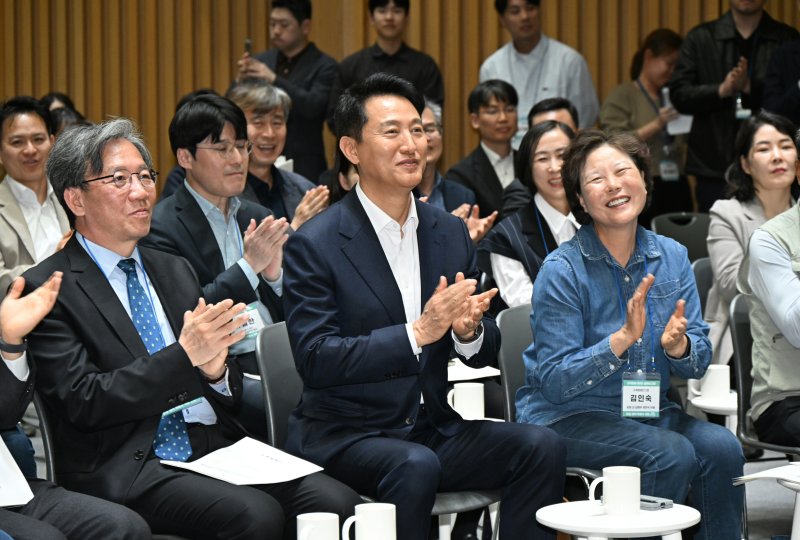 오세훈 서울시장(왼쪽 두번째)이 7일 서울 중구 서울시청 대회의실에서 열린 규제철폐 100일 성과보고회에서 추진 성과를 청취하고 있다. 연합뉴스