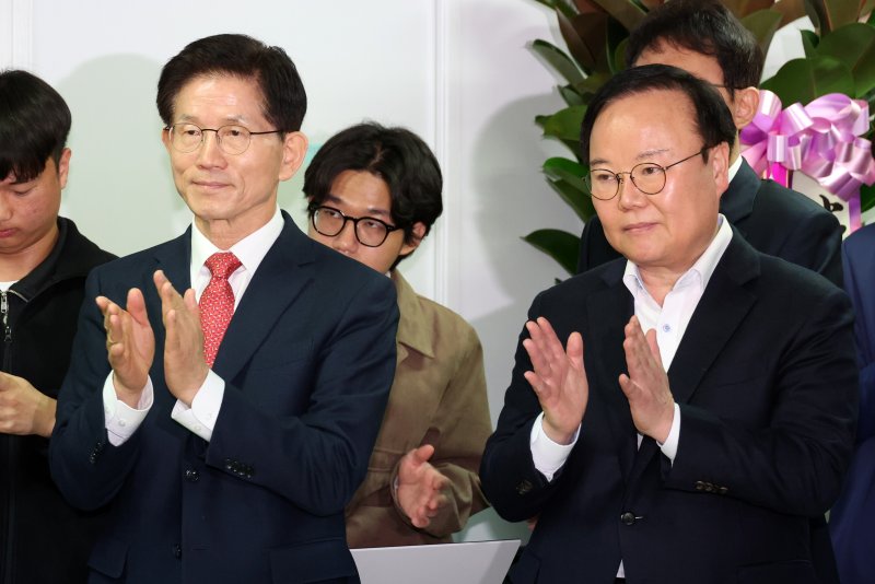 [서울=뉴시스] 조성우 기자 = 제21대 대통령 선거 출마를 선언한 김문수(왼쪽) 전 고용노동부 장관이 지난달 15일 오전 서울 여의도 대하빌딩 경선 캠프에서 열린 청년·대학생들의 지지 선언 기자회견에서 대학생들의 발언을 들으며 박수치고 있다. 오른쪽은 김재원 전 국민의힘 최고위원. 2025.04.16. xconfind@newsis.com