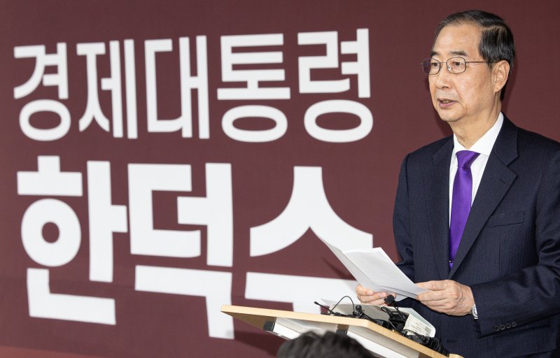 한덕수 무소속 대선 예비후보가 7일 서울 여의도 맨하탄21빌딩에 마련된 선거 사무소에서 긴급 입장 발표를 하고 있다. 2025.5.7/뉴스1 ⓒ News1 이재명 기자