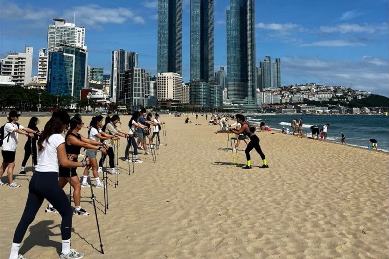 모래사장서 요가, 바다 위 영화감상… 관광객 발길 사로잡는다