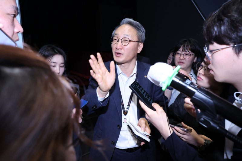 안병철 한화에어로스페이스 전략총괄 사장이 8일 오전 서울 중구 장교동 한화 그룹 본사에서 열린 '한화에어로 미래 비전 설명회'에서 중장기 투자 계획 및 최근 유상증자 관련 입장 발표를 마친 뒤 취재진의 질문을 받고 있다. 2025.4.8/뉴스1 ⓒ News1 민경석 기자