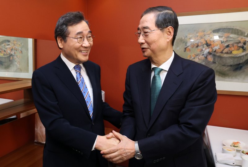 한덕수 무소속 대통령선거 예비후보와 이낙연 전 국무총리가 6일 서울 중구 컨퍼런스하우스 달개비에서 오찬회동을 하기 전 기념촬영을 하고 있다. (공동취재) 2025.5.6/뉴스1 ⓒ News1 허경 기자