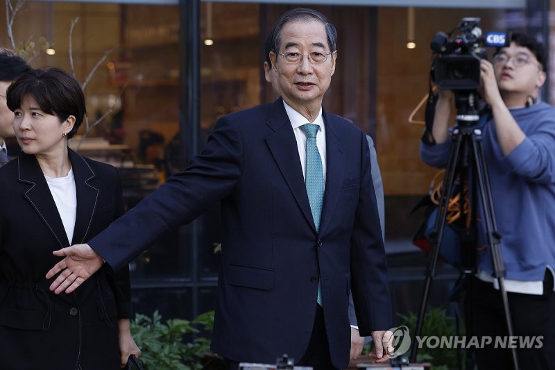 '단일화 담판' 결렬 뒤 회담장 떠나는 한덕수 (출처=연합뉴스)