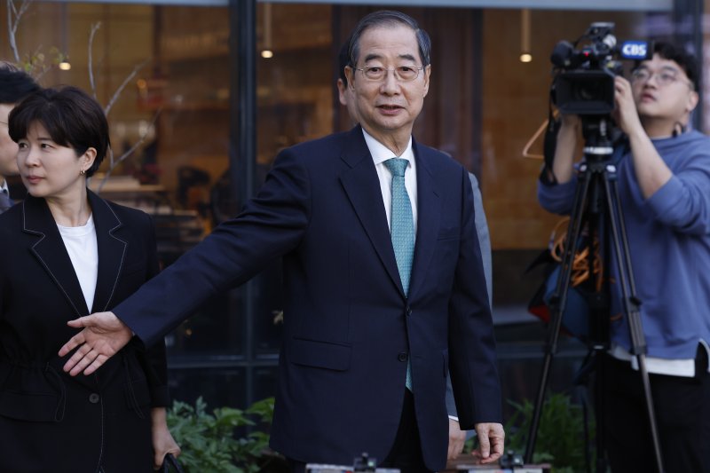 [서울=뉴시스] 고승민 기자 = 한덕수 무소속 대선 후보가 7일 서울 종로구 한 식당에서 김문수 국민의힘 대선 후보와 단일화 관련 회동을 마치고 이동하고 있다. (공동취재) 2025.05.07. photo@newsis.com