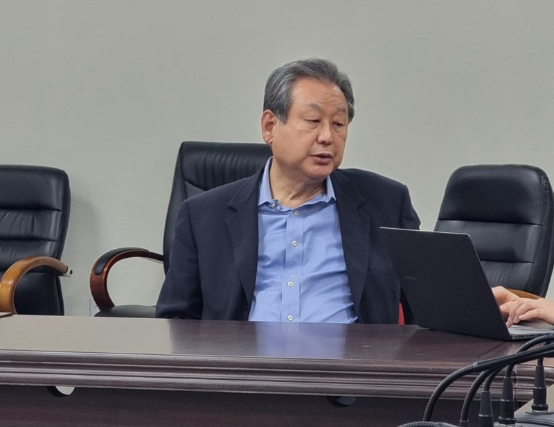 [서울=뉴시스] 정윤아기자=국민의힘 상임고문인 김무성 전 대표는 이날 오후 서울 여의도 당사에서 단식 투쟁 중 뉴시스와 만나 "민주당의 입법권력 횡포를 막으려면 대선에서 이겨야하는데 단일화 없이는 이길 수가 없다"며 "다시한번 두 후보의 애국심에 호소한다"고 말했다.