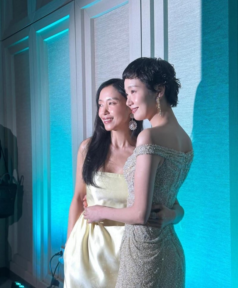 김고은, 오프숄더 드레스 입고 우아한 자태