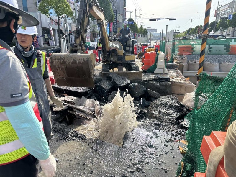 7일 오후 4시쯤 충북 충주시 칠금동 충주시청 앞 교차로에서 상수관이 파열했다.(충주시 제공. 재판매 및 DB금지)/뉴스1