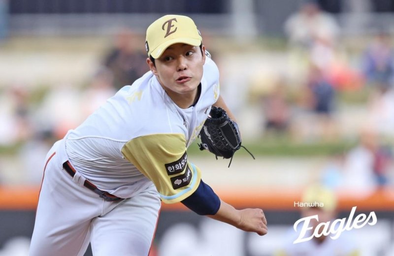 역투하는 문동주 (출처=연합뉴스)
