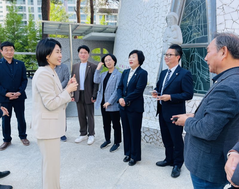 7일 오후 강릉 초당 성요셉 성당을 방문한 이재명 더불어민주당 대통령 후보 부인 김혜경 씨가 지역 민주당 인사들과 소통의 시간을 갖고 있다.(독자제공, 재판매 및 DB 금지) 2025.5.7/뉴스1