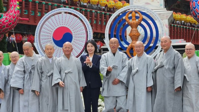 지난 6일 춘천 삼운사를 방문한 이재명 더불어민주당 대통령 후보 부인 김혜경 씨.(허영 민주당 국회의원 페이스북 캡처, 재판매 및 DB 금지) 2025.5.7/뉴스1