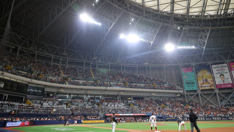 [서울=뉴시스] 최진석 기자 = 7일 서울 고척스카이돔에서 열린 '2024 KBO리그' 한화 이글스와 키움 히어로즈의 경기. 티켓 매진으로 경기장에 관중이 가득 차 있다. 키움 히어로즈가 고척스카이돔을 홈구장으로 사용한 이래 최초로 3경기 연속 매진을 기록했다. 2024.04.07. myjs@newsis.com