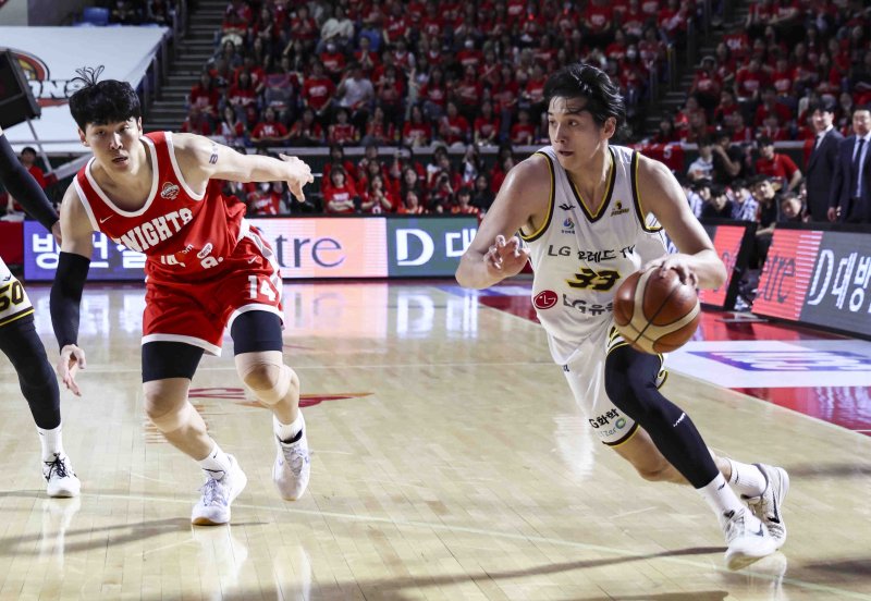 [서울=뉴시스] 김근수 기자 = 7일 잠실학생체육관에서 열린 2024-2025 KBL 챔피언결정전 창원 LG 대 서울 SK 경기, LG 칼 타마요가 돌파를 하고 있다. 2025.05.07. ks@newsis.com