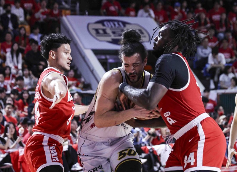 [서울=뉴시스] 김근수 기자 = 7일 잠실학생체육관에서 열린 2024-2025 KBL 챔피언결정전 창원 LG 대 서울 SK 경기, LG 아셈 마레이가 돌파를 하고 있다. 2025.05.07. ks@newsis.com