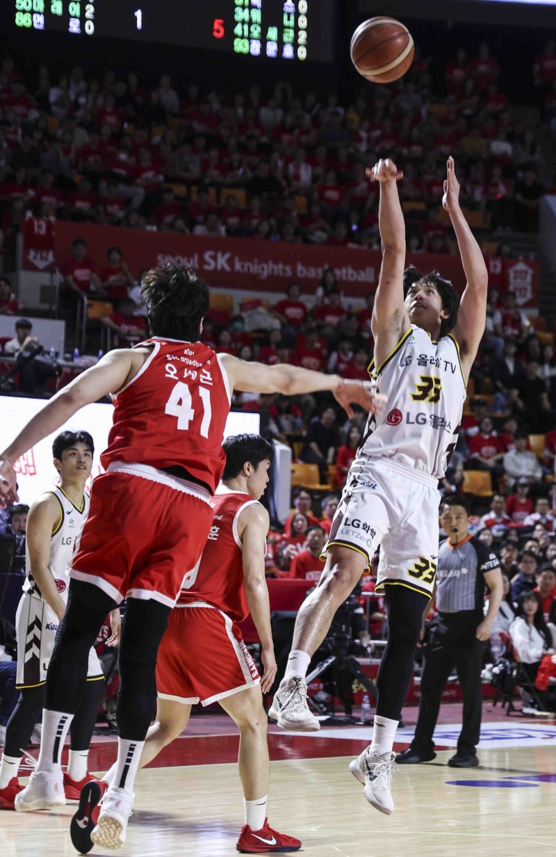 [서울=뉴시스] 김근수 기자 = 7일 잠실학생체육관에서 열린 2024-2025 KBL 챔피언결정전 창원 LG 대 서울 SK 경기, LG 칼 타마요가 3점 슛을 하고 있다. 2025.05.07. ks@newsis.com