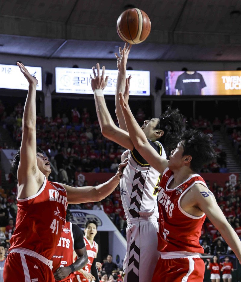 [서울=뉴시스] 김근수 기자 = 7일 잠실학생체육관에서 열린 2024-2025 KBL 챔피언결정전 창원 LG 대 서울 SK 경기, LG 장민국이 슛을 하고 있다. 2025.05.07. ks@newsis.com