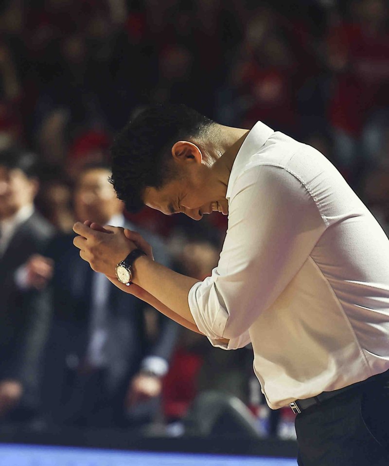 [서울=뉴시스] 김근수 기자 = 7일 잠실학생체육관에서 열린 2024-2025 KBL 챔피언결정전 2차전 창원 LG 대 서울 SK 경기, LG 조상현 감독이 LG 공격이 성공하자 기뻐하고 있다. 2025.05.07. ks@newsis.com