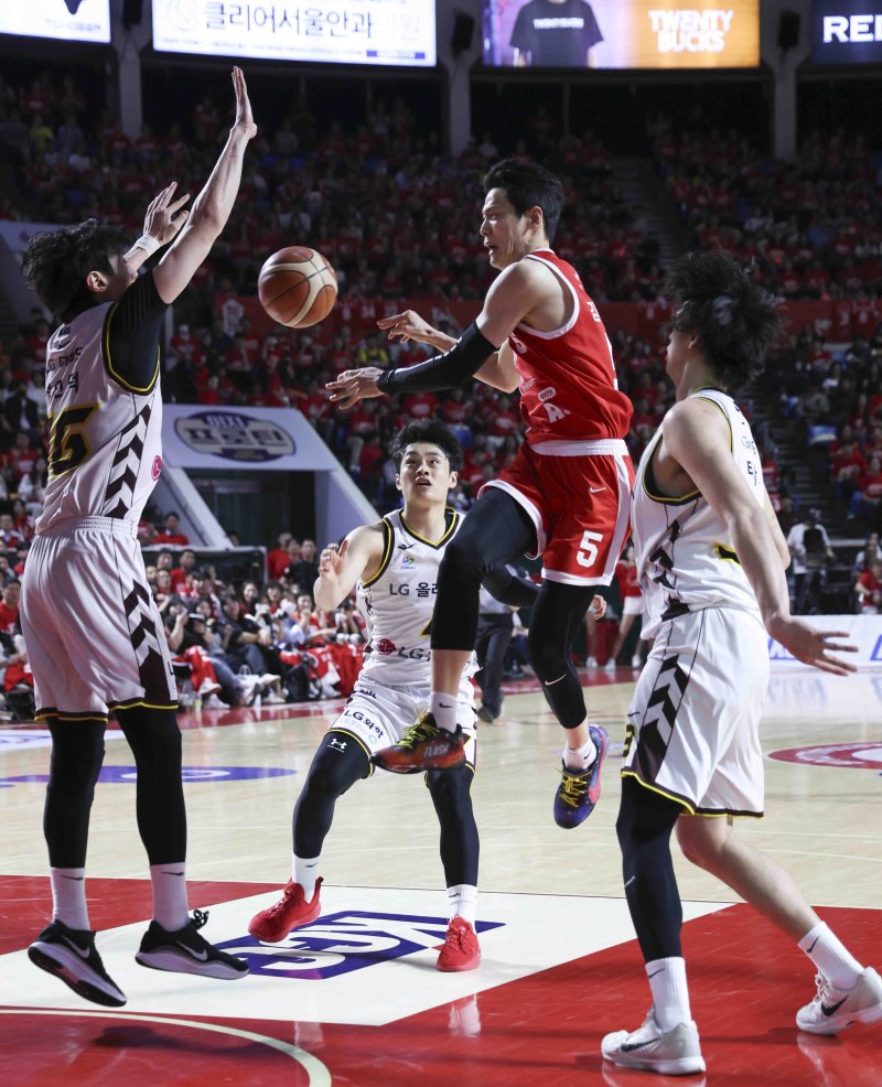 [서울=뉴시스] 김근수 기자 = 7일 잠실학생체육관에서 열린 2024-2025 KBL 챔피언결정전 창원 LG 대 서울 SK 경기, SK 김선형이 패스를 하고 있다. 2025.05.07. ks@newsis.com
