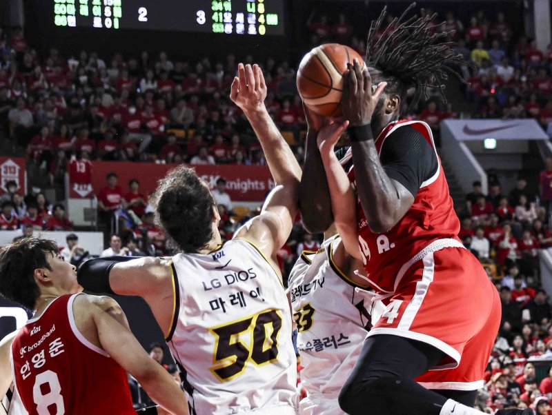 [서울=뉴시스] 김근수 기자 = 7일 잠실학생체육관에서 열린 2024-2025 KBL 챔피언결정전 창원 LG 대 서울 SK 경기, SK 자밀 워니가 슛을 하고 있다. 2025.05.07. ks@newsis.com