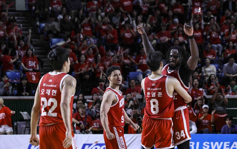 [서울=뉴시스] 김근수 기자 = 7일 잠실학생체육관에서 열린 2024-2025 KBL 챔피언결정전 창원 LG 대 서울 SK 경기, SK 자말 워니가 슛을 성공하고 동료들과 기뻐하고 있다. 2025.05.07. ks@newsis.com