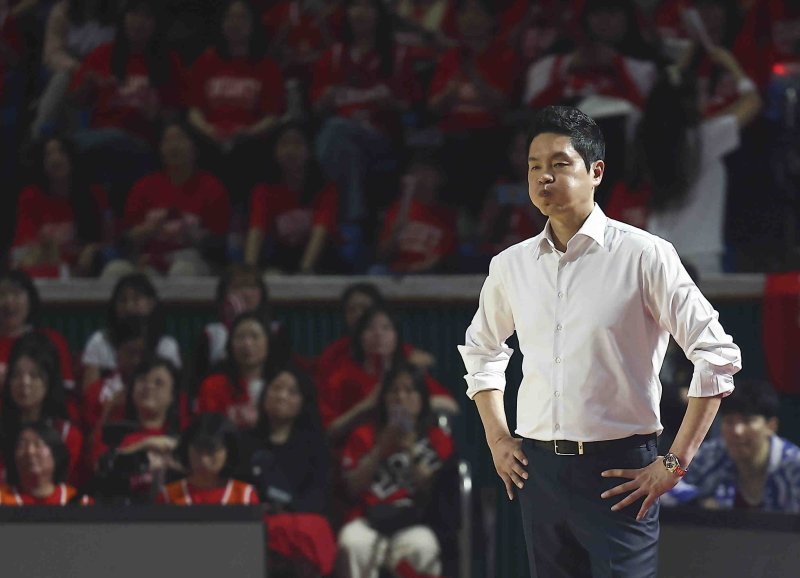 [서울=뉴시스] 김근수 기자 = 7일 잠실학생체육관에서 열린 2024-2025 KBL 챔피언결정전 2차전 창원 LG 대 서울 SK 경기, SK 전희철 감독이 경기가 잘 안풀리자 아쉬워 하고 있다. 2025.05.07. ks@newsis.com