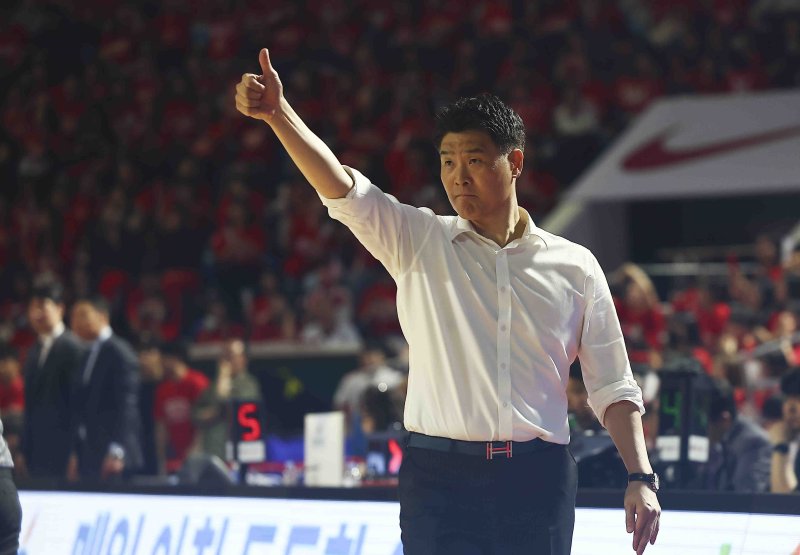 [서울=뉴시스] 김근수 기자 = 7일 잠실학생체육관에서 열린 2024-2025 KBL 챔피언결정전 2차전 창원 LG 대 서울 SK 경기, LG 조상현 감독이 LG 공격이 성공하자 기뻐하고 있다. 2025.05.07. ks@newsis.com