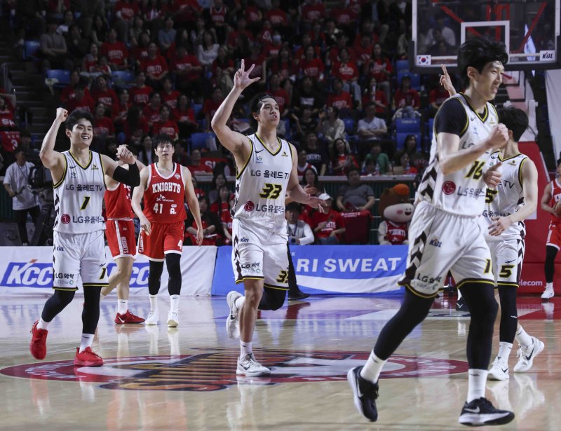 [서울=뉴시스] 김근수 기자 = 7일 잠실학생체육관에서 열린 2024-2025 KBL 챔피언결정전 2차전 창원 LG 대 서울 SK 경기에서 창원 LG가 76-71로 승리를 거두고 선수들이 기뻐하고 있다. 2025.05.07. ks@newsis.com