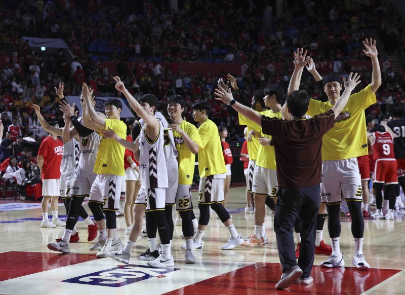 [서울=뉴시스] 김근수 기자 = 7일 잠실학생체육관에서 열린 2024-2025 KBL 챔피언결정전 2차전 창원 LG 대 서울 SK 경기에서 창원 LG가 76-71로 승리를 거두고 선수들이 기뻐하고 있다. 2025.05.07. ks@newsis.com