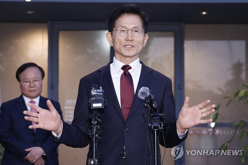 '단일화 담판' 결렬 뒤 브리핑하는 김문수 후보 (출처=연합뉴스)