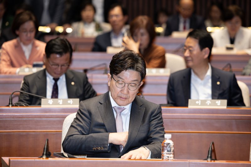 권성동 국민의힘 원내대표가 7일 오후 서울 여의도 국회에서 열린 의원총회에서 자료를 살펴보고 있다. 뉴스1