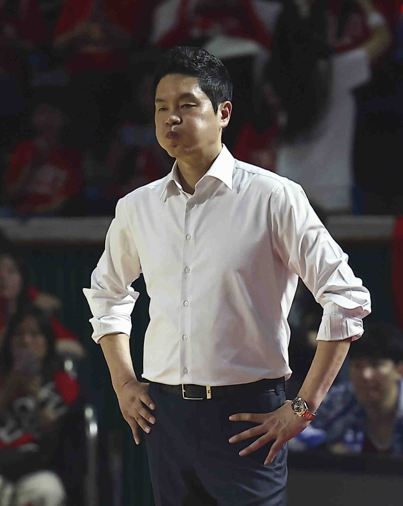 [서울=뉴시스] 김근수 기자 = 7일 잠실학생체육관에서 열린 2024-2025 KBL 챔피언결정전 2차전 창원 LG 대 서울 SK 경기, SK 전희철 감독이 경기가 잘 안풀리자 아쉬워 하고 있다. 2025.05.07. ks@newsis.com